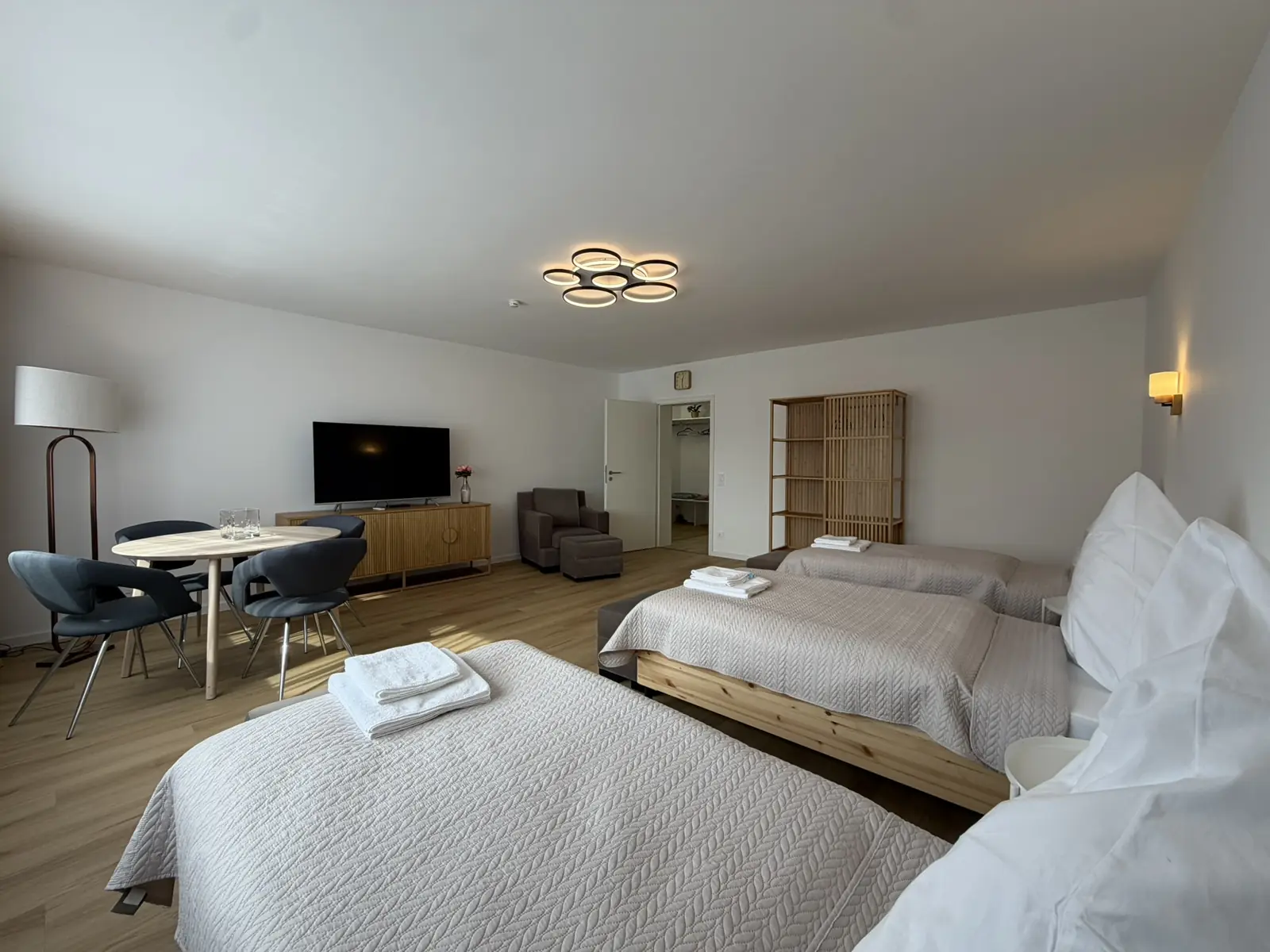 Wohn- und Essbereich im 3-Zimmer-Apartment, Aachener Straße 1274